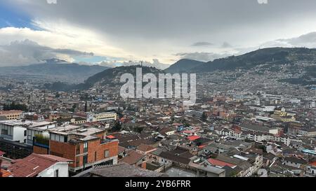 Blick auf den südlichen Teil von Quito, der Hauptstadt Ecuadors, der sich wie eine Zunge zwischen den Bergketten erstreckt und sogar die Hügel füllt. Stockfoto