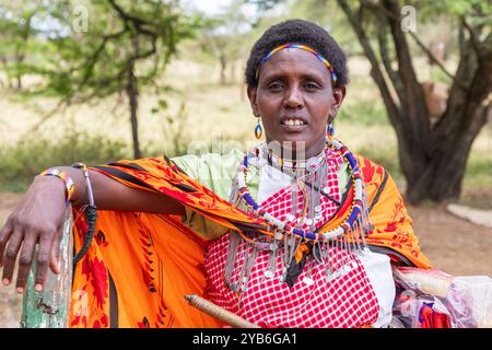 Frau aus dem Stamm der Masai, in traditioneller Stammeskostüm, Masai Mara, Kenia, Afrika Stockfoto