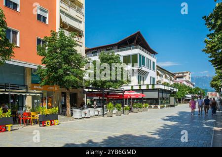 Berat, Albanien - 1. Juni 2024. Bulevardi Republika, eine Straße mit Bars und Restaurants, im Mangalem Viertel von Berat. Ein wichtiges Touristenzentrum Stockfoto