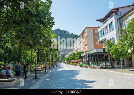 Berat, Albanien - 1. Juni 2024. Bulevardi Republika, eine Straße, gesäumt von Bars und Restaurants mit Blick auf den Lulishtja Park, im Mangalem Viertel von Berat. Stockfoto