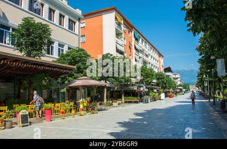 Berat, Albanien - 1. Juni 2024. Bulevardi Republika, eine Straße, gesäumt von Bars und Restaurants mit Blick auf den Lulishtja Park, im Mangalem Viertel von Berat. Stockfoto