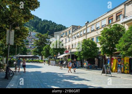 Berat, Albanien - 1. Juni 2024. Bulevardi Republika, eine Straße, gesäumt von Bars und Restaurants mit Blick auf den Lulishtja Park, im Mangalem Viertel von Berat. Stockfoto