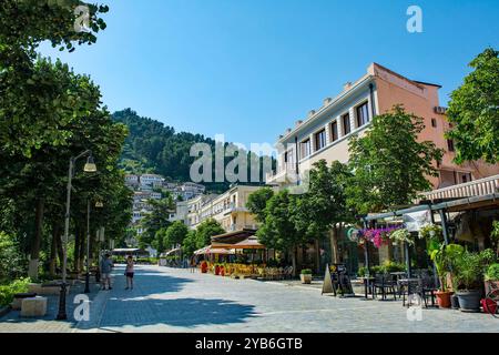 Berat, Albanien - 1. Juni 2024. Bulevardi Republika, eine Straße, gesäumt von Bars und Restaurants mit Blick auf den Lulishtja Park, im Mangalem Viertel von Berat. Stockfoto