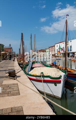 Ein typisches Fischerboot, das im historischen Kanalhafen von Cesenatico vor Anker liegt Stockfoto