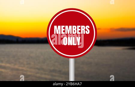 Nur eine Nachricht für Mitglieder auf rotem Schild auf unscharfem See Hintergrund bei Sonnenuntergang. Symbol nur konzeptionelle Elemente. Kopierbereich. Stockfoto