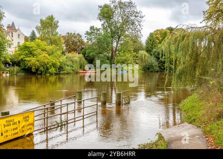 River Severn überschwemmt Wasser im Steinbruch in Shrewsbury, Großbritannien. Stockfoto