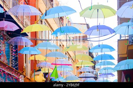 Mehrfarbige Regenschirme auf der Straße in Griechenland Stockfoto