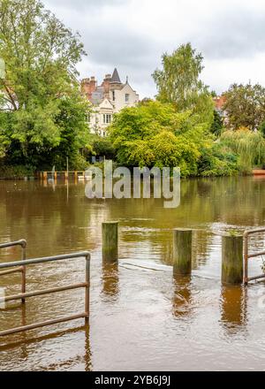 River Severn überschwemmt Wasser im Steinbruch in Shrewsbury, Großbritannien. Stockfoto