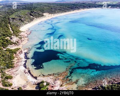 Blick von der Drohne auf die Küste von Porto Ferro an einem sonnigen Tag. Sardinien, Italien Stockfoto