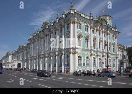 Sankt Petersburg, Region Leningrad, Russland - 4. Juli 2015: Touristen und Autos bewegen sich vor dem Winterpalast Stockfoto