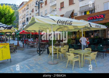 Berat, Albanien - 1. Juni 2024. Bars und Cafés im Mangalem-Viertel von Berat. Berat ist ein wichtiges Tourismuszentrum und gehört zum UNESCO-Weltkulturerbe Stockfoto