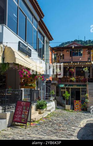 Berat, Albanien - 1. Juni 2024. Eine kleine Kopfsteinpflasterstraße in der Nähe von Rruga Antipatrea im Mangalem Viertel von Berat. Ein bedeutendes Tourismuszentrum, das UNESCO-Weltkulturerbe ist Stockfoto