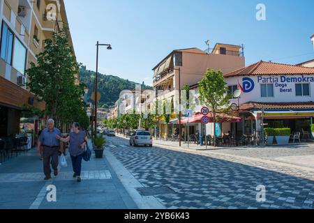 Berat, Albanien - 1. Juni 2024. Rruga Antipatrea im Mangalem-Viertel Berat in Albanien. Eine der Haupteinkaufsstraßen direkt außerhalb des historischen Viertels Stockfoto