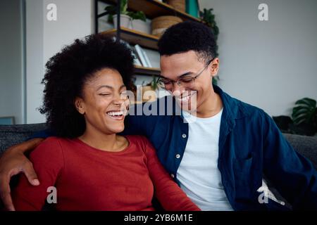 Gemischtes Paar hängt zusammen Stockfoto