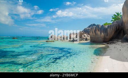 Weißer Sand und Granitfelsen an einem tropischen Strand. Seychellen, Indischer Ozean Stockfoto