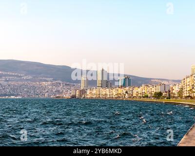 Blick auf die Kordon Street, den Fährpier und die Hochhäuser vom Meer aus in der Izmir Passport Gegend Stockfoto