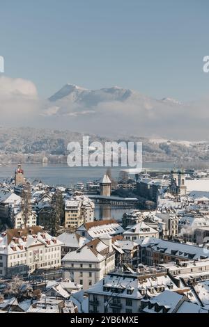 Luzern, Schweiz, Schnee im Winter. Im Hintergrund sind der Vierwaldstättersee und der Rigi zu sehen. Stockfoto