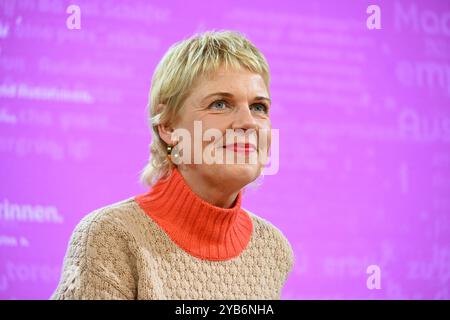 Internationale Buchmesse - Frankfurt. Frankfurter Buchmesse 2024. Foto: Cordula Stratmann, Buchtitel - wo war ich stehen bleiben, erschienen bei dtv. Cordula Stratmann ist eine deutsche Komikerin, Schauspielerin, Moderatorin, Familientherapeutin und Schriftstellerin *** Internationale Buchmesse Frankfurt Frankfurter Buchmesse 2024 Foto Cordula Stratmann, Buchtitel wo war ich stehen bleiben, herausgegeben von dtv Cordula Stratmann ist eine deutsche Komikerin, Schauspielerin, Moderatorin, Familientherapeutin und Schriftstellerin Stockfoto