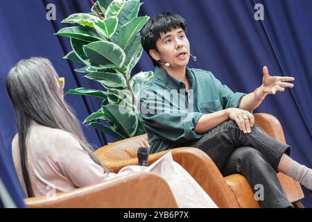 San Diego, Usa. Oktober 2024. Ocean Vuong (rechts) teilt seine Erfahrungen mit dem Publikum. Der renommierte Dichter und Schriftsteller Ocean Vuong hält am 16. Oktober einen spannenden Vortrag in der UC San Diego, der Öffentlichkeit, Studenten und Lehrkräfte gleichermaßen mit seinen Überlegungen über Identität, Sprache und die Erfahrung von Einwanderern fesselt. Quelle: SOPA Images Limited/Alamy Live News Stockfoto