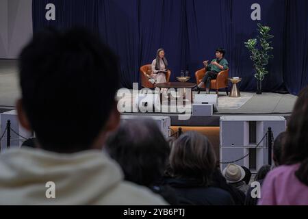 San Diego, Usa. Oktober 2024. Ocean Vuong (rechts) teilt seine Erfahrungen mit dem Publikum. Der renommierte Dichter und Schriftsteller Ocean Vuong hält am 16. Oktober einen spannenden Vortrag in der UC San Diego, der Öffentlichkeit, Studenten und Lehrkräfte gleichermaßen mit seinen Überlegungen über Identität, Sprache und die Erfahrung von Einwanderern fesselt. (Foto: Michael Ho Wai Lee/SOPA Images/SIPA USA) Credit: SIPA USA/Alamy Live News Stockfoto