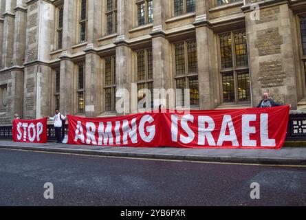 London, Großbritannien. Oktober 2024. Pro-palästinensische Demonstranten versammeln sich vor dem Rolls Building, während das Oberste Gericht eine Verhandlung abhält, um den Verkauf der Tesco Bank an Barclays zu genehmigen. Die Demonstranten behaupten, Barclays habe "erhebliche finanzielle Beziehungen" zu Rüstungsunternehmen, die Israel beliefern, während der Krieg in Gaza andauert. Quelle: Vuk Valcic/Alamy Live News Stockfoto