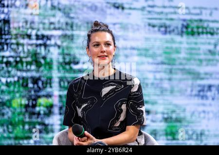 Frankfurt/Main, Deutschland. Oktober 2024. 76. Frankfurter Buchmesse / Frankfurter Buchmesse 2024: Die deutsche Schriftstellerin und Schriftstellerin Maria Bidian spricht auf der literarischen Bühne des ARD/ZDF/3sat über ihren Debütroman „Pfauengemälde“ (Zsolnay/Hanser, DE, 2024). Quelle: Christian Lademann/LademannMedia/Alamy Live News Stockfoto