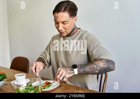 Ein stilvoller junger Mann sitzt an einem Holztisch und genießt eine nahrhafte Mahlzeit mit Konzentration. Stockfoto