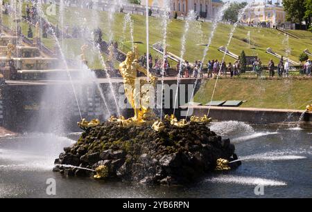 . Peterhof, Sankt Petersburg, Russland - Juli 6,2015: Touristen bewundern den Brunnen Samson, der den Löwenmund zerreißt. Leo wurde mit den besiegten in Verbindung gebracht Stockfoto