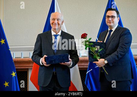 Prag, Tschechische Republik. Oktober 2024. Außenminister Jan Lipavsky überreichte (rechts) Gratias Agit Award-Preise an prominente Persönlichkeiten und Organisationen für die Verbreitung des guten Rufs der Tschechischen Republik im Ausland, darunter den Politikwissenschaftler und Historiker Jacques Rupnik (links), der sich auf Mittel- und Osteuropa spezialisiert hat, am 17. Oktober 2024 in Prag (Tschechische Republik). Quelle: VIT Simanek/CTK Photo/Alamy Live News Stockfoto