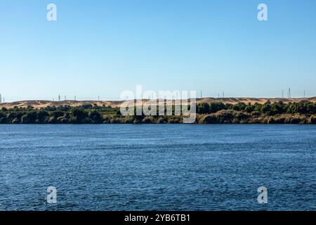 Erleben Sie die Opulenz des Nils auf einer luxuriösen Flussfahrt. Segeln Sie auf dem Nil und bewundern Sie die üppigen, fruchtbaren Ufer und genießen Sie erstklassige Annehmlichkeiten. Stockfoto