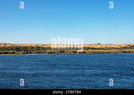 Begeben Sie sich auf eine majestätische Flussreise durch Ägypten in die Nilpracht. Unsere luxuriöse Bootstour bietet einen atemberaubenden Blick auf die fruchtbaren Ufer und die antiken Ufer des Nils Stockfoto