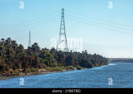 Finden Sie Nile Serenity auf einer grünen Talfahrt. Unsere Bootstour durch Ägyptens Herz bietet einen atemberaubenden Blick auf die üppige Landschaft und die fruchtbaren Ufer des Nils. Stockfoto