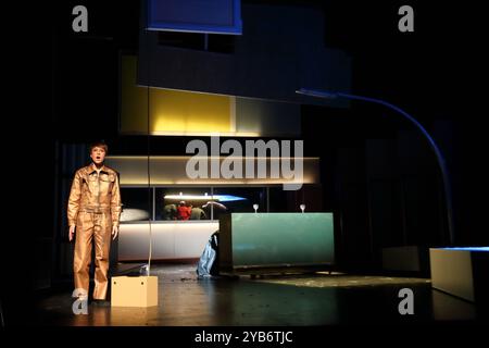 Alexandra Sinelnikova als Franziska 2, Frau T., Arbeiterin während der Fotoprobe für das Stück Linkerhand im Maxim Gorki Theater in Berlin, 16. Oktober 2024. // nach dem Roman Franziska Linkerhand von Brigitte Reimann. Regie Sebastian Baumgarten. Bühne Sam Chermayeff. Kostüme Eleonore Carriere. Premiere ist am 18. Oktober 2024. Maxim Gorki Theater Berlin Linkerhand *** Alexandra Sinelnikova als Franziska 2, Frau T , Arbeiterin bei der Fotoprobe für das Stück Linkerhand am Maxim Gorki Theater Berlin, 16. Oktober 2024 nach dem Roman Franziska Linkerhand von Brigitte Reimann Stockfoto