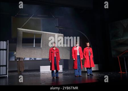 Alexandra Sinelnikova als Franziska 2, Frau T., Arbeiterin, Katja Riemann als Franziska 1, Gertrud und Maria Simon als Franziska 3, Arbeiterin, v.l., während der Fotoprobe für das Stück Linkerhand im Maxim Gorki Theater in Berlin, 16. Oktober 2024. // nach dem Roman Franziska Linkerhand von Brigitte Reimann. Regie Sebastian Baumgarten. Bühne Sam Chermayeff. Kostüme Eleonore Carriere. Premiere ist am 18. Oktober 2024. Maxim Gorki Theater Berlin Linkerhand *** Alexandra Sinelnikova als Franziska 2, Frau T , Arbeiter , Katja Riemann als Franziska 1, Gertrud und Maria Simon als Franziska 3, Arbeiter , f Stockfoto