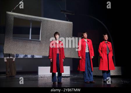 Alexandra Sinelnikova als Franziska 2, Frau T., Arbeiterin, Katja Riemann als Franziska 1, Gertrud und Maria Simon als Franziska 3, Arbeiterin, v.l., während der Fotoprobe für das Stück Linkerhand im Maxim Gorki Theater in Berlin, 16. Oktober 2024. // nach dem Roman Franziska Linkerhand von Brigitte Reimann. Regie Sebastian Baumgarten. Bühne Sam Chermayeff. Kostüme Eleonore Carriere. Premiere ist am 18. Oktober 2024. Maxim Gorki Theater Berlin Linkerhand *** Alexandra Sinelnikova als Franziska 2, Frau T , Arbeiter , Katja Riemann als Franziska 1, Gertrud und Maria Simon als Franziska 3, Arbeiter , f Stockfoto