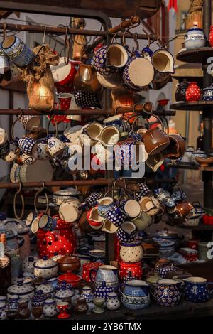 Deutschland, Stuttgart - 22. Dezember 2022: Weihnachtsmarkt. Glasbecher und Farben Keramik. Hochwertige Fotos Stockfoto