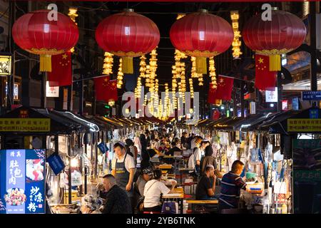 Lanzhou, China - 24. September 2024: Die Menschen genießen das chinesische Essen in der Dazhong Xiang Straße, die für ihren Imbissstand in Lanzhou in GA berühmt ist Stockfoto