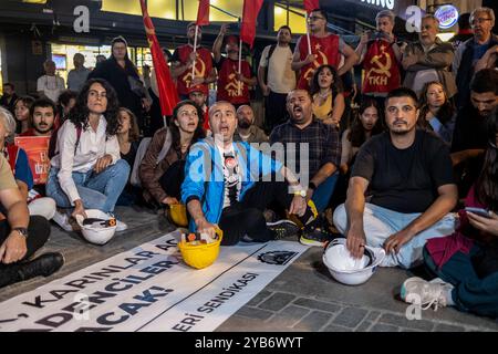 Izmir, Türkei. Oktober 2024. Die Leute unterstützen das Sit-in, indem sie die Schutzhüte der Bergleute halten, die sie während des Protestes gesehen haben. Die Bergbauarbeiter von Fernas im Stadtteil Soma in Manisa wurden von ihren Arbeitsplätzen entlassen, weil sie sich gewerkschaftlich organisieren wollten. Am 14. Oktober traten die Arbeiter in den Hungerstreik von Manisa in die Hauptstadt Ankara. Am nächsten Tag in der Nacht sperrte die Polizei die Arbeiter ein. Diese Aktion der Arbeiter fand in der ganzen Türkei Reaktion. Izmirs politische Parteien und Gewerkschaften organisierten eine Sit-in- und Pressemitteilung, die die Bergarbeiter unterstützte. Quelle: SOPA Images Limited/Alamy Live News Stockfoto