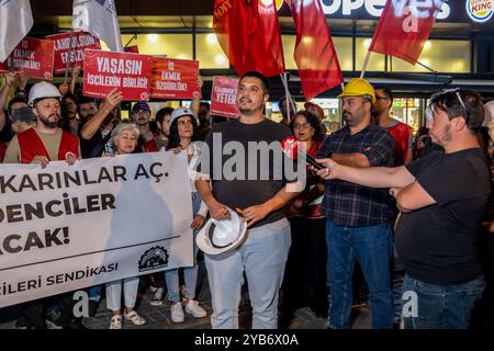 Izmir, Türkei. Oktober 2024. Bergbauarbeiter und Aktivisten von Fernas gaben während des Protestes eine Presseerklärung ab. Die Bergbauarbeiter von Fernas im Stadtteil Soma in Manisa wurden von ihren Arbeitsplätzen entlassen, weil sie sich gewerkschaftlich organisieren wollten. Am 14. Oktober traten die Arbeiter in den Hungerstreik von Manisa in die Hauptstadt Ankara. Am nächsten Tag in der Nacht sperrte die Polizei die Arbeiter ein. Diese Aktion der Arbeiter fand in der ganzen Türkei Reaktion. Izmirs politische Parteien und Gewerkschaften organisierten eine Sit-in- und Pressemitteilung, die die Bergarbeiter unterstützte. Quelle: SOPA Images Limited/Alamy Live News Stockfoto