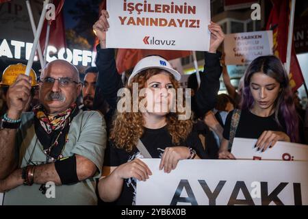 Izmir, Türkei. Oktober 2024. Eine Frau, die einen Bergarbeiterhelm trägt und während des Protestes Slogans ruft. Die Bergbauarbeiter von Fernas im Stadtteil Soma in Manisa wurden von ihren Arbeitsplätzen entlassen, weil sie sich gewerkschaftlich organisieren wollten. Am 14. Oktober traten die Arbeiter in den Hungerstreik von Manisa in die Hauptstadt Ankara. Am nächsten Tag in der Nacht sperrte die Polizei die Arbeiter ein. Diese Aktion der Arbeiter fand in der ganzen Türkei Reaktion. Izmirs politische Parteien und Gewerkschaften organisierten eine Sit-in- und Pressemitteilung, die die Bergarbeiter unterstützte. Quelle: SOPA Images Limited/Alamy Live News Stockfoto