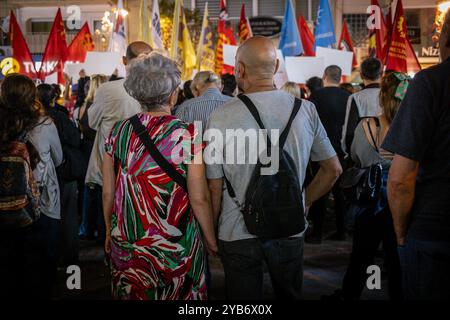 Izmir, Türkei. Oktober 2024. Ein Paar sah, wie er bei einem Protest gegen die Bergleute die Hände hielt. Die Bergbauarbeiter von Fernas im Stadtteil Soma in Manisa wurden von ihren Arbeitsplätzen entlassen, weil sie sich gewerkschaftlich organisieren wollten. Am 14. Oktober traten die Arbeiter in den Hungerstreik von Manisa in die Hauptstadt Ankara. Am nächsten Tag in der Nacht sperrte die Polizei die Arbeiter ein. Diese Aktion der Arbeiter fand in der ganzen Türkei Reaktion. Izmirs politische Parteien und Gewerkschaften organisierten eine Sit-in- und Pressemitteilung, die die Bergarbeiter unterstützte. Quelle: SOPA Images Limited/Alamy Live News Stockfoto