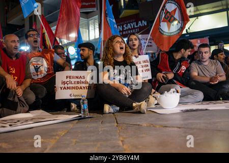 Izmir, Türkei. Oktober 2024. Bergbauarbeiter und Aktivisten von Fernas singen Parolen und Sit-in während des Protestes. Die Bergbauarbeiter von Fernas im Stadtteil Soma in Manisa wurden von ihren Arbeitsplätzen entlassen, weil sie sich gewerkschaftlich organisieren wollten. Am 14. Oktober traten die Arbeiter in den Hungerstreik von Manisa in die Hauptstadt Ankara. Am nächsten Tag in der Nacht sperrte die Polizei die Arbeiter ein. Diese Aktion der Arbeiter fand in der ganzen Türkei Reaktion. Izmirs politische Parteien und Gewerkschaften organisierten eine Sit-in- und Pressemitteilung, die die Bergarbeiter unterstützte. Quelle: SOPA Images Limited/Alamy Live News Stockfoto