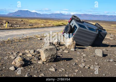 Abgestürztes Auto, auf seiner Seite, Straße 864, die die Ringstraße Nr. 1 mit der östlichen Seite des Dettifoss Wasserfalls verbindet, Island. Stockfoto