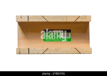 Hölzerner Gehrungskasten von Homebase isoliert auf weißem Hintergrund - eine Anleitung zum Schneiden verschiedener Winkel Stockfoto