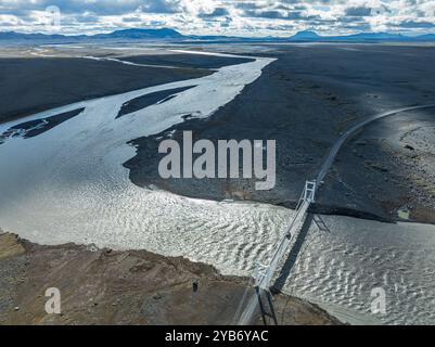 Brücke über den Fluss Jökuls a Fjöllum, Ringstraße Nr. 1, Mt. Herdubreid hinten, aus der Luft, Island Stockfoto