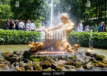 Peterhof, Sankt Petersburg, Russland - Juli 6,2015: Touristen bewundern den Brunnen des Gewächshauses mit einer Skulptur von Triton, dem Herrscher der Meere, die Straße Stockfoto