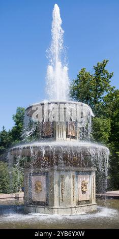 Peterhof, Sankt-Petersburg, Russland - Juli 6,2015: es funktioniert, "Römische Brunnen" in Peterhof Stockfoto