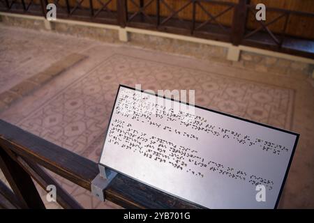 Informationstafel in Braille im Paphos Mosaic Museum auf Zypern Stockfoto