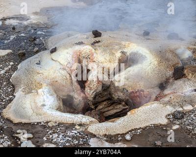 Heiße Quelle Eyvindarhver, Hveravellir Geothermalgebiet, Island Stockfoto