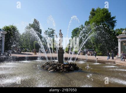 Peterhof, Sankt-Petersburg, Russland - Juli 6,2015: Touristen, die den Brunnen "Eve" in Peterhof Stockfoto